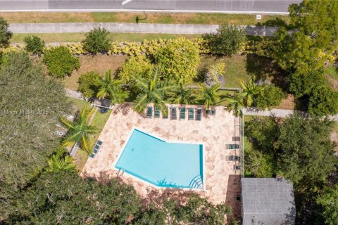 Снять в аренду таунхаус в Санрайз, Флорида 2 спальни, 95.5м2, № 2034624 - фото 17