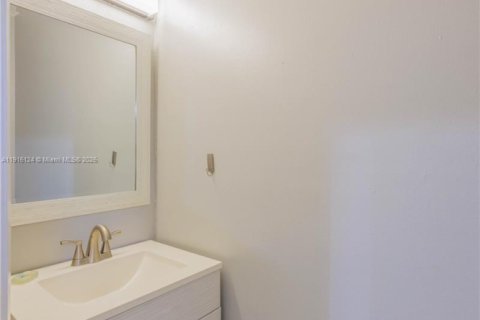 Снять в аренду таунхаус в Санрайз, Флорида 2 спальни, 95.5м2, № 2034624 - фото 4