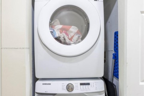 Снять в аренду таунхаус в Санрайз, Флорида 2 спальни, 95.5м2, № 2034624 - фото 5