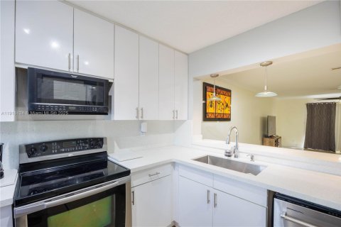 Снять в аренду таунхаус в Санрайз, Флорида 2 спальни, 95.5м2, № 2034624 - фото 2