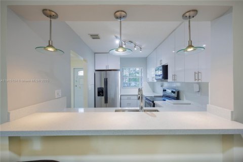 Снять в аренду таунхаус в Санрайз, Флорида 2 спальни, 95.5м2, № 2034624 - фото 3