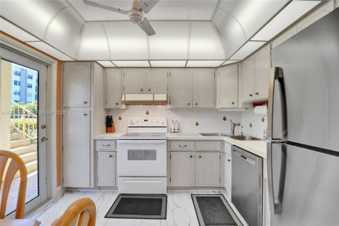 Condominio en venta en Hallandale Beach, Florida, 2 dormitorios, 120.77 m2 № 2033546 - foto 11