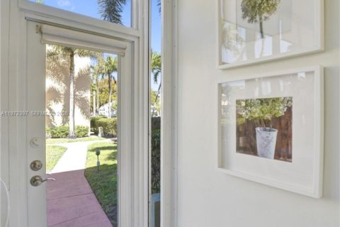 Condominio en venta en Hallandale Beach, Florida, 2 dormitorios, 120.77 m2 № 2033546 - foto 5