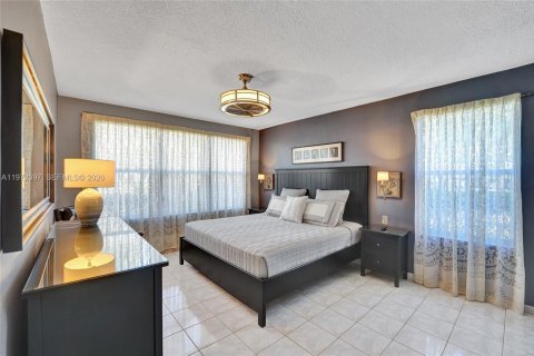 Condominio en venta en Hallandale Beach, Florida, 2 dormitorios, 120.77 m2 № 2033546 - foto 29