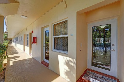 Condominio en venta en Hallandale Beach, Florida, 2 dormitorios, 120.77 m2 № 2033546 - foto 2
