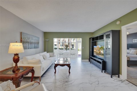 Condominio en venta en Hallandale Beach, Florida, 2 dormitorios, 120.77 m2 № 2033546 - foto 23