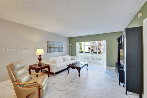 Condominio en venta en Hallandale Beach, Florida, 2 dormitorios, 120.77 m2 № 2033546 - foto 24