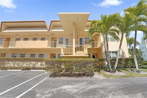 Condominio en Hallandale Beach, Florida, 2 dormitorios  № 2033546