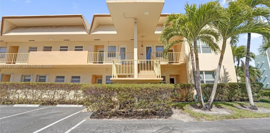 Condominio en Hallandale Beach, Florida, 2 dormitorios № 2033546