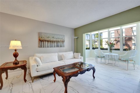 Condominio en venta en Hallandale Beach, Florida, 2 dormitorios, 120.77 m2 № 2033546 - foto 25