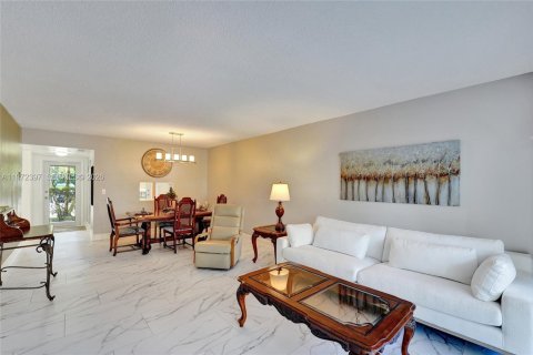 Condominio en venta en Hallandale Beach, Florida, 2 dormitorios, 120.77 m2 № 2033546 - foto 26