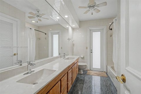 House in Palmetto Bay, Florida 4 bedrooms, 261.8 sq.m. № 2244027 - photo 18