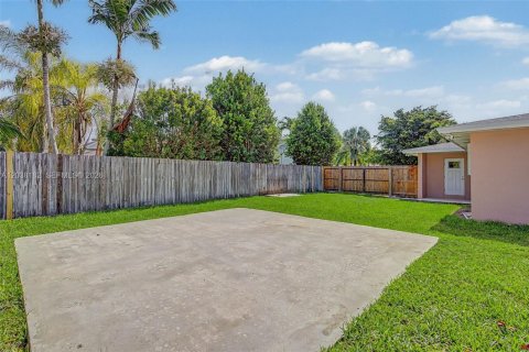 House in Palmetto Bay, Florida 4 bedrooms, 261.8 sq.m. № 2244027 - photo 27