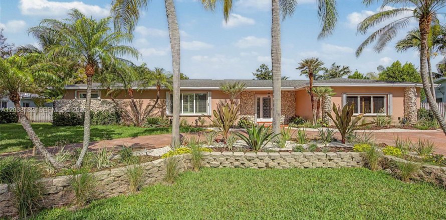 House in Palmetto Bay, Florida 4 bedrooms, 261.8 sq.m. № 2244027