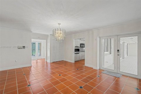 House in Palmetto Bay, Florida 4 bedrooms, 261.8 sq.m. № 2244027 - photo 8
