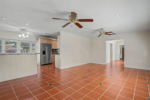 House in Palmetto Bay, Florida 4 bedrooms, 261.8 sq.m. № 2244027 - photo 3
