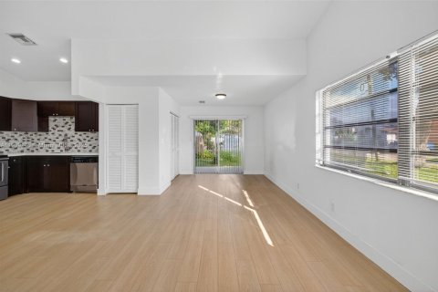 Снять в аренду виллу или дом в Дания-Бич, Флорида 3 спальни, 224.45м2, № 1966529 - фото 2