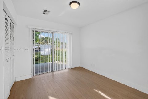 Снять в аренду виллу или дом в Дания-Бич, Флорида 3 спальни, 224.45м2, № 1966529 - фото 6