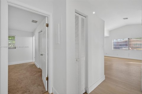 Снять в аренду виллу или дом в Дания-Бич, Флорида 3 спальни, 224.45м2, № 1966529 - фото 11