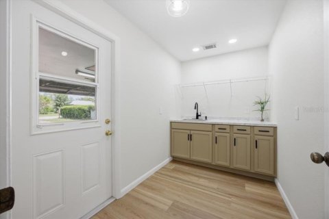 House in Winter Haven, Florida 4 bedrooms, 214.79 sq.m. № 2230958 - photo 11