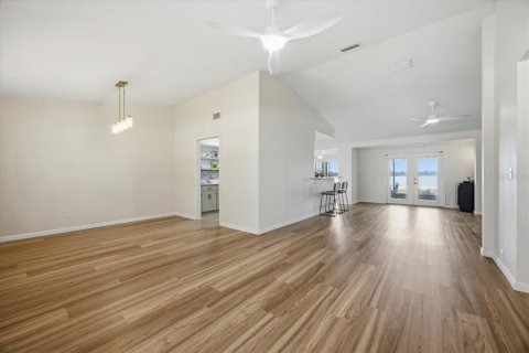 House in Winter Haven, Florida 4 bedrooms, 214.79 sq.m. № 2230958 - photo 17