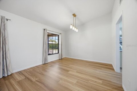 House in Winter Haven, Florida 4 bedrooms, 214.79 sq.m. № 2230958 - photo 20