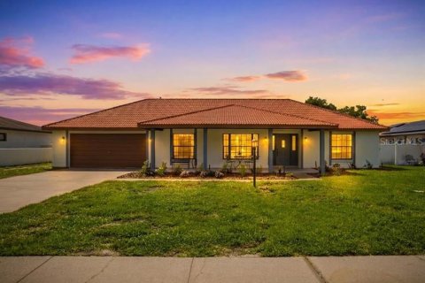 House in Winter Haven, Florida 4 bedrooms, 214.79 sq.m. № 2230958 - photo 2