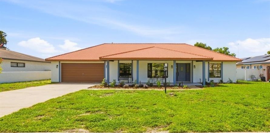 House in Winter Haven, Florida 4 bedrooms, 214.79 sq.m. № 2230958