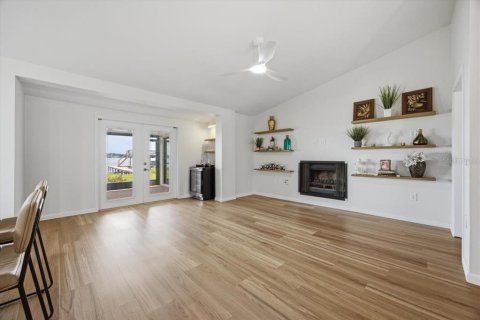 House in Winter Haven, Florida 4 bedrooms, 214.79 sq.m. № 2230958 - photo 12