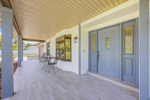 House in Winter Haven, Florida 4 bedrooms, 214.79 sq.m. № 2230958 - photo 6