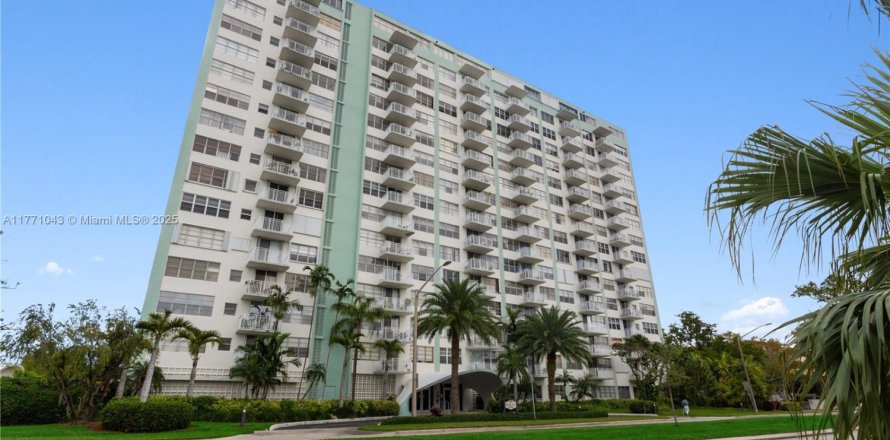 Condominio en North Miami, Florida, 1 dormitorio № 1691660