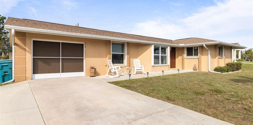 House in Port Charlotte, Florida 3 bedrooms, 182.65 sq.m. № 1635145