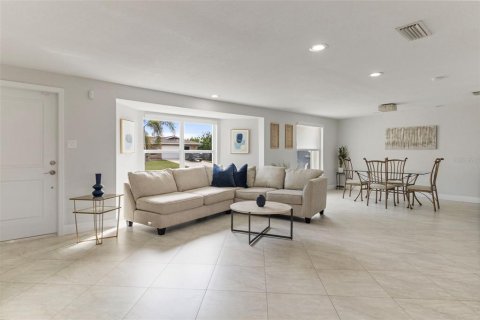 House in Port Charlotte, Florida 3 bedrooms, 182.65 sq.m. № 1635145 - photo 5