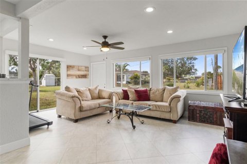 House in Port Charlotte, Florida 3 bedrooms, 182.65 sq.m. № 1635145 - photo 14