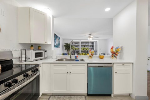 Condo in Hallandale Beach, Florida, 2 bedrooms  № 1728206 - photo 11