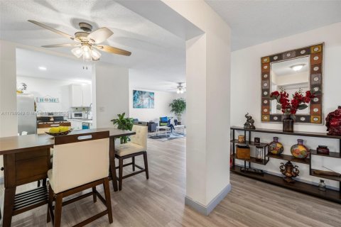 Condo in Hallandale Beach, Florida, 2 bedrooms  № 1728206 - photo 7