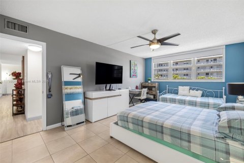 Condo in Hallandale Beach, Florida, 2 bedrooms  № 1728206 - photo 22