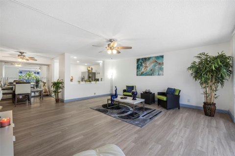 Condo in Hallandale Beach, Florida, 2 bedrooms  № 1728206 - photo 17