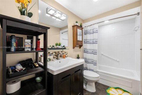 Condo in Hallandale Beach, Florida, 2 bedrooms  № 1728206 - photo 19