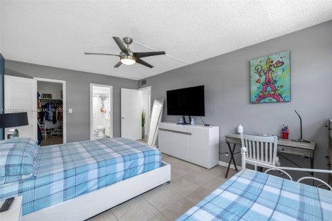 Condo in Hallandale Beach, Florida, 2 bedrooms  № 1728206 - photo 23