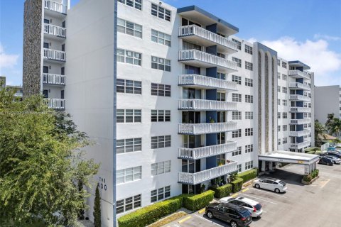 Condo in Hallandale Beach, Florida, 2 bedrooms  № 1728206 - photo 2