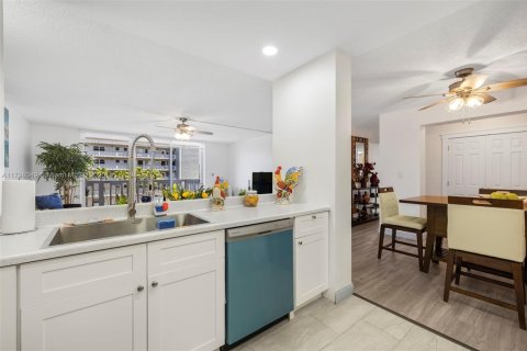 Condo in Hallandale Beach, Florida, 2 bedrooms  № 1728206 - photo 12