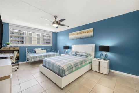 Condo in Hallandale Beach, Florida, 2 bedrooms  № 1728206 - photo 21