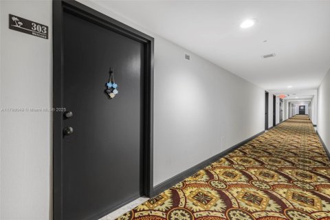 Condo in Hallandale Beach, Florida, 2 bedrooms  № 1728206 - photo 6