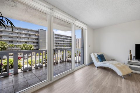 Condo in Hallandale Beach, Florida, 2 bedrooms  № 1728206 - photo 16