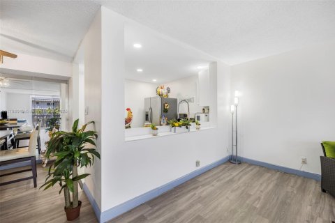 Condo in Hallandale Beach, Florida, 2 bedrooms  № 1728206 - photo 9