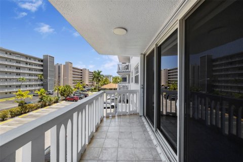 Condo in Hallandale Beach, Florida, 2 bedrooms  № 1728206 - photo 30