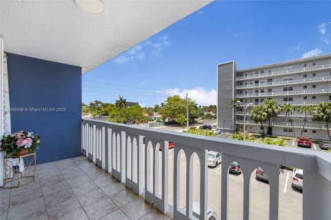 Condo in Hallandale Beach, Florida, 2 bedrooms  № 1728206 - photo 29