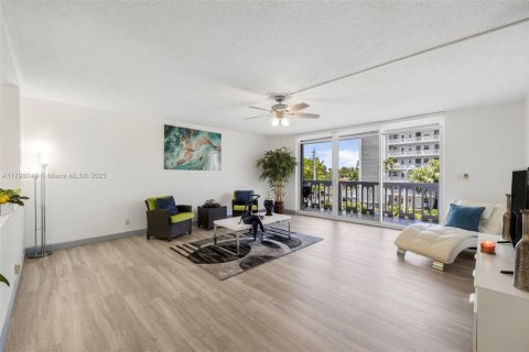 Condo in Hallandale Beach, Florida, 2 bedrooms  № 1728206 - photo 1