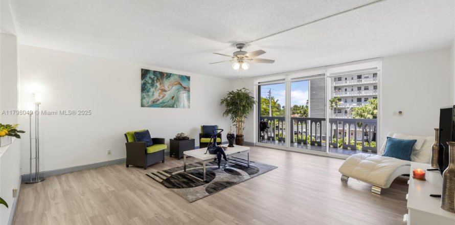 Condo in Hallandale Beach, Florida, 2 bedrooms  № 1728206